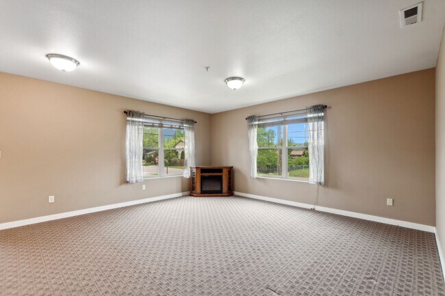 Building Photo - Bright Cheery Apartment