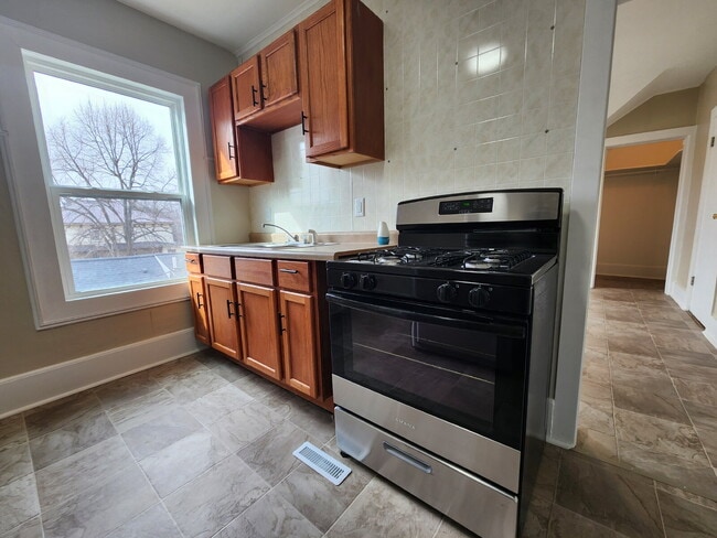 Foto del edificio - Move In Ready with ALL Utilities Included