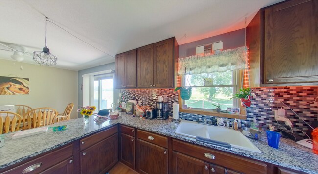 Foto del edificio - Country Living in Manhattan + 1.5 Acres + Close to Stagg Hill Golf Course! Available July 3rd!