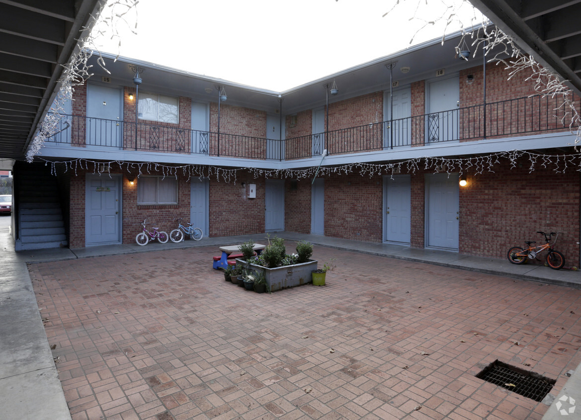 Building Photo - 708 N Marsalis Ave