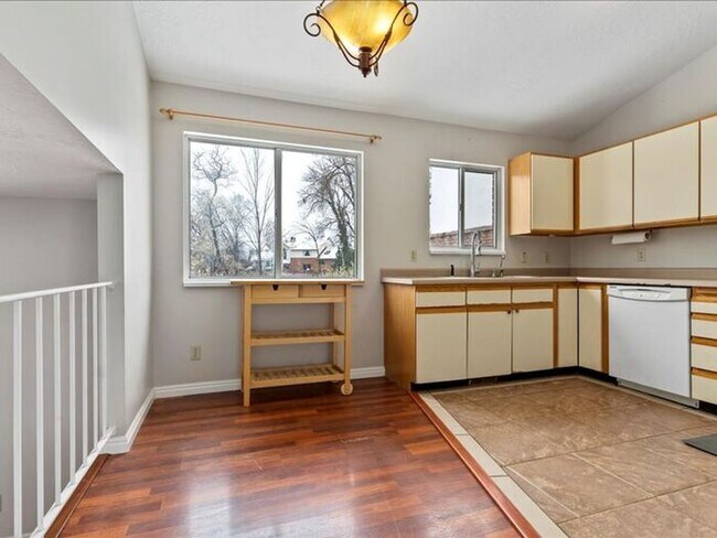 Foto del edificio - Salt Lake 3 bed 2 bath Family home