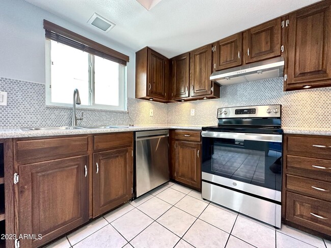 Building Photo - 821 E Orange Dr