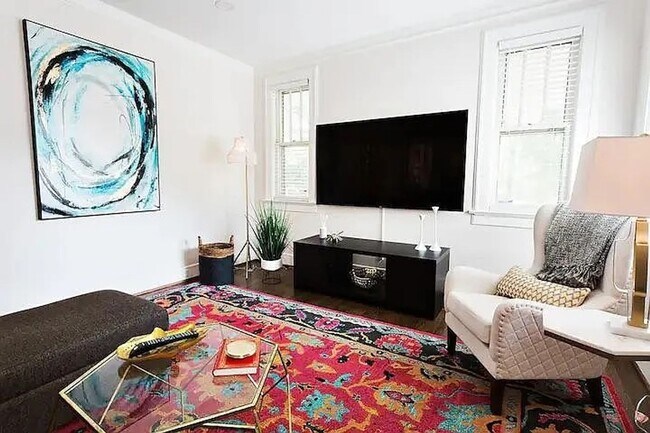 Foto del edificio - Spacious and homey home in the heart of Ro...