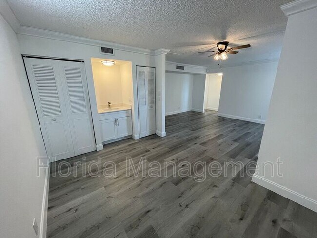 Building Photo - 5220 Las Verdes Cir