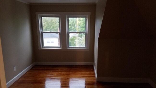 Building Photo - 137 Adams St