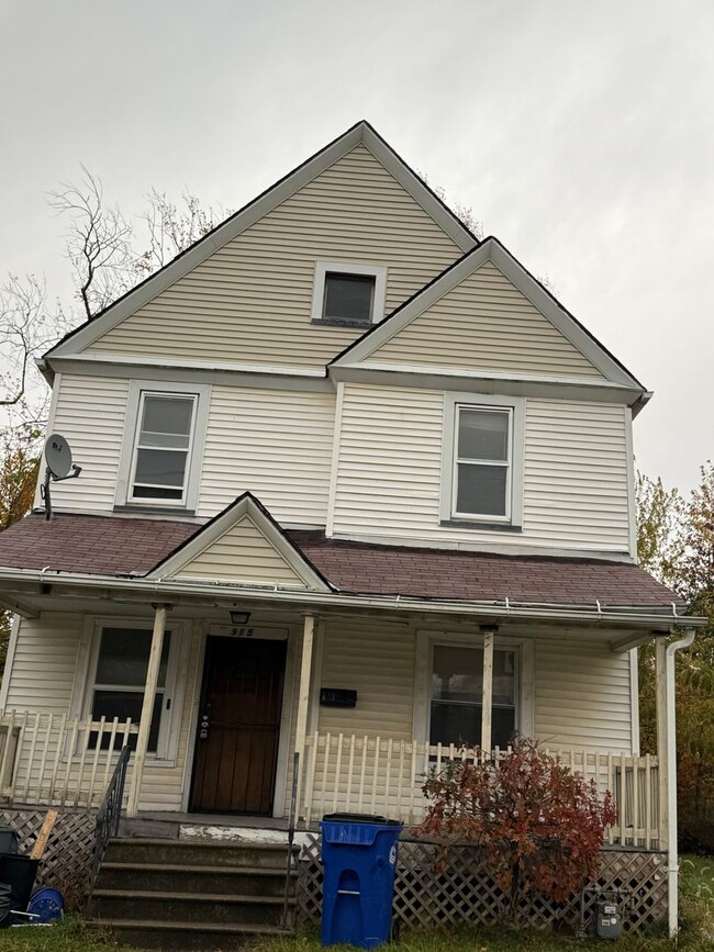 Building Photo - 915 E 147th St