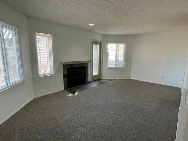 Foto del edificio - 1 bedroom, 1 bathroom lower level unit with River views.