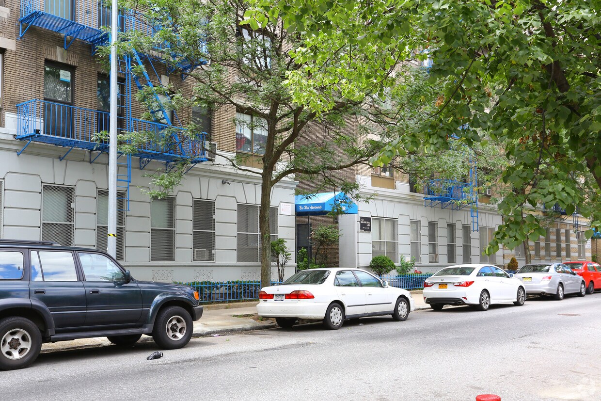 Foto del edificio - 8-22 W 111th St