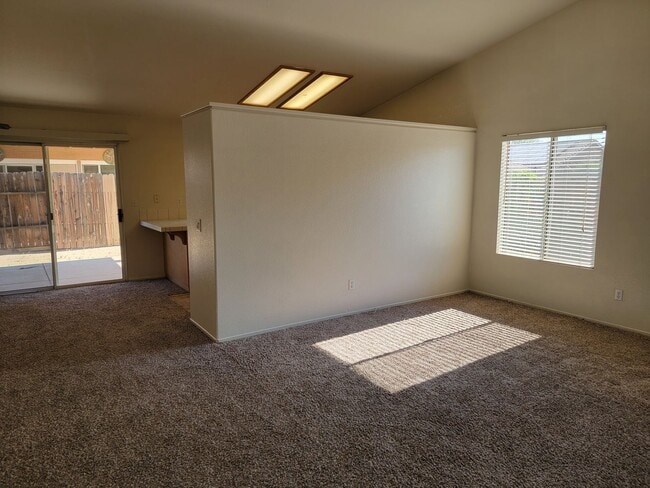 Building Photo - Single story Rosamond Home