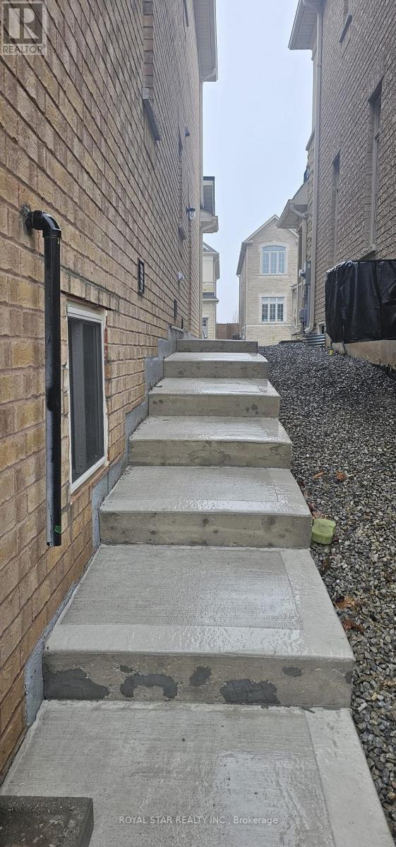 Building Photo - 31 Avanti Cres