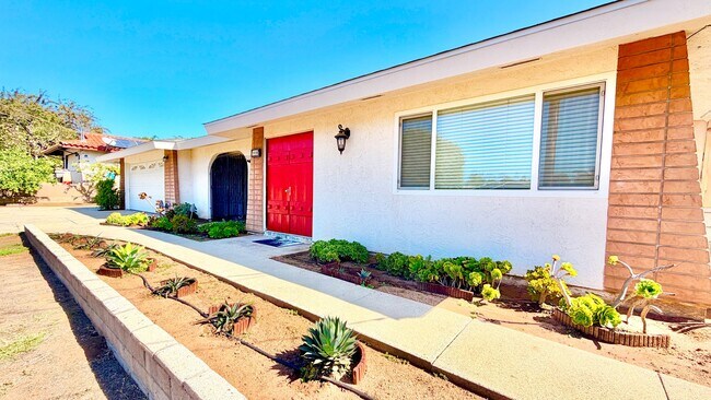 Foto del edificio - Wonderful Single-Story Home with Remodeled Kitchen and Baths, Fresh Paint, and Minutes to downtow...