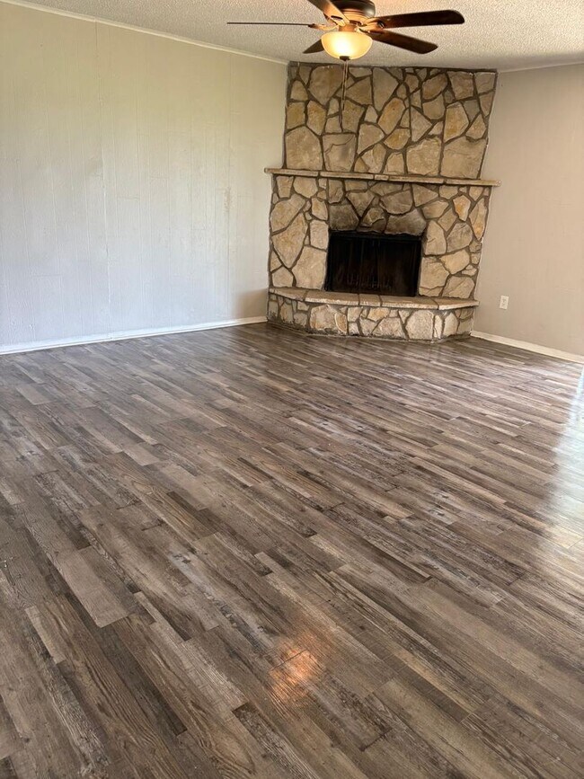 Building Photo - 1053 Western Hills Dr