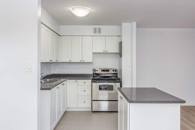 Photo du bâtiment - 275 North Service Road Apartments