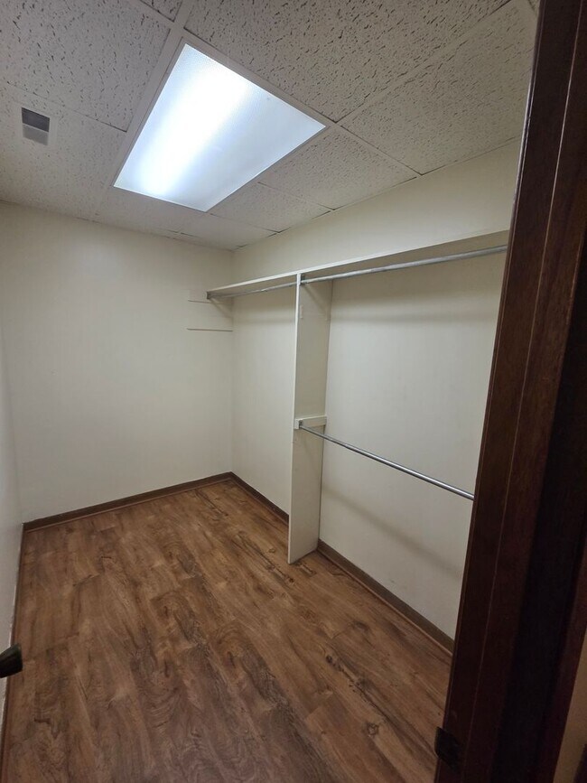 Foto del edificio - Large 1-Bedroom Apartment with Washer/Dryer Hookups