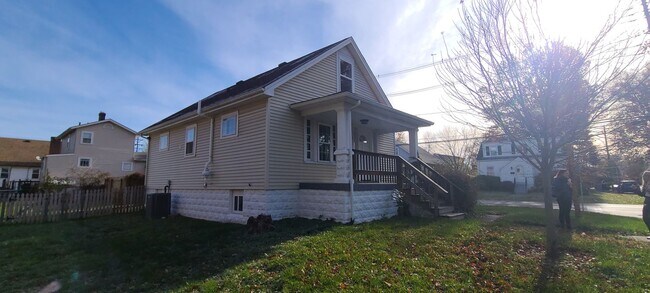 Building Photo - Adorable 3 Bedroom Bungalow