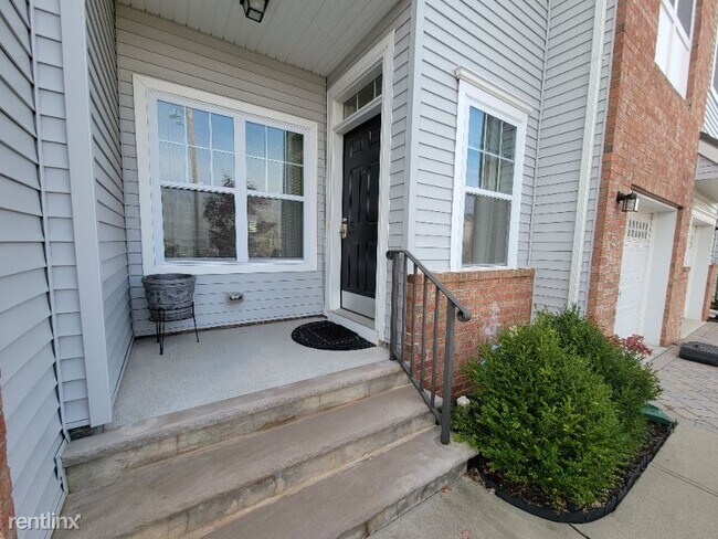 Building Photo - 3 br, 3.5 bath Townhome - 52 Clifford Circle