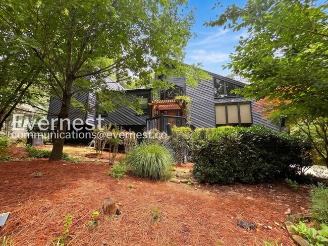 Building Photo - Beautiful 4 Bed/3 Bath Home with 3 Car Garage / Available Now!