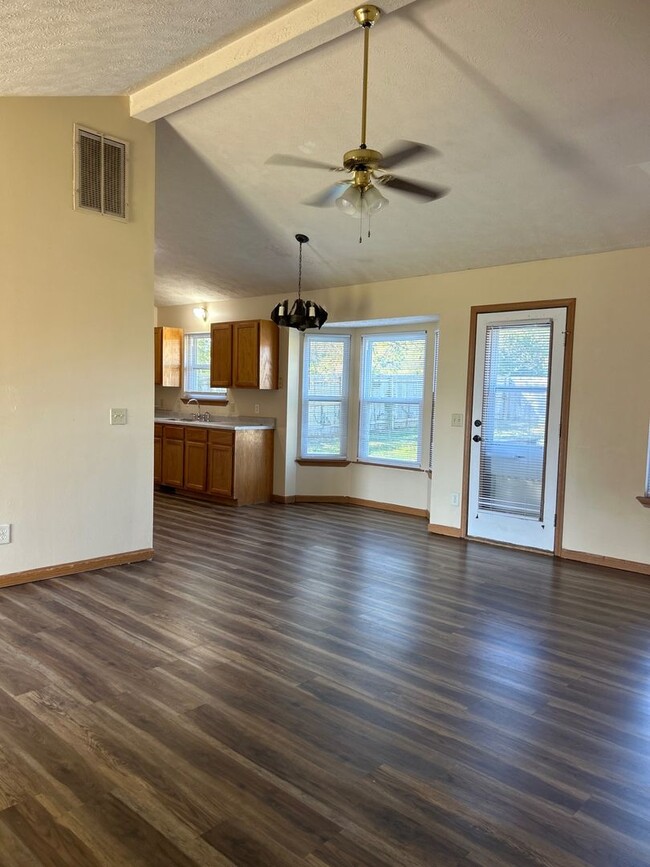 Building Photo - Hey Nixa! 3 Bed 2 bath ready for you!