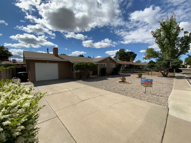Foto del edificio - 3 Bedroom Single Story Home Available Near...