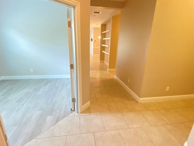 Foto del edificio - 3 Bedroom 2 Bath + Den Single Family Pool ...