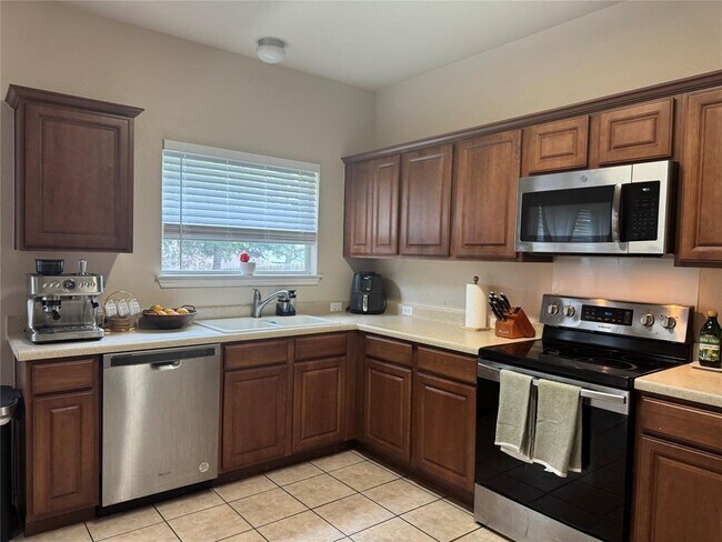 Foto del edificio - 2107 Charlotte Estates Dr