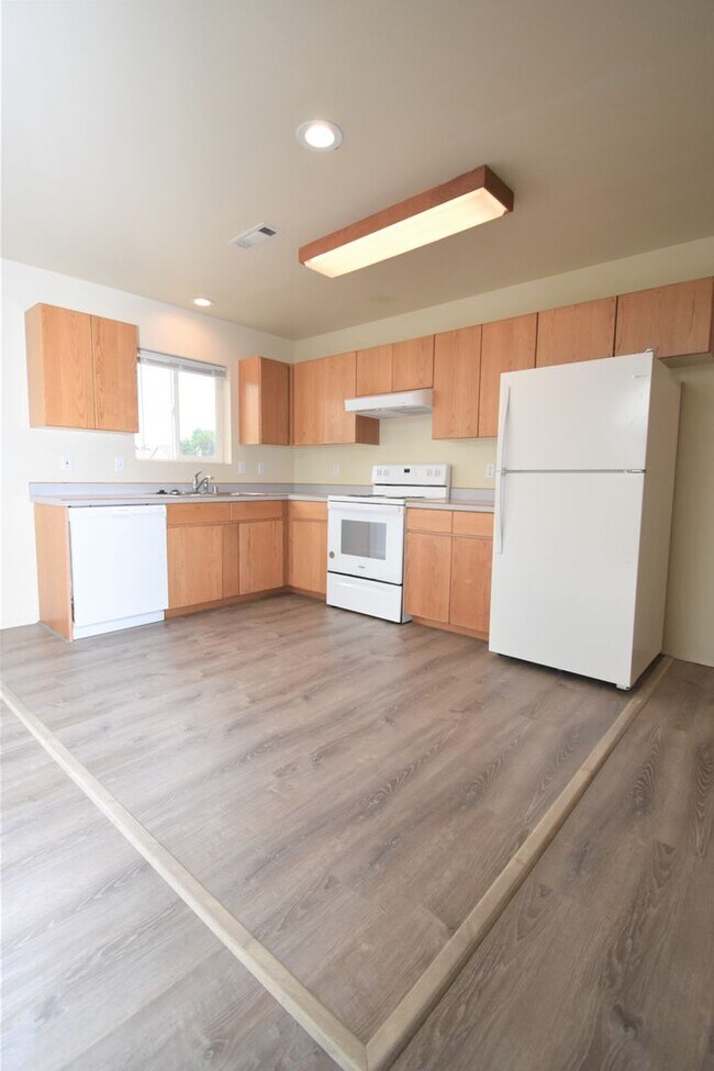 Foto del edificio - Beautiful 4 bedroom, 3 bathroom unit with attached garage!