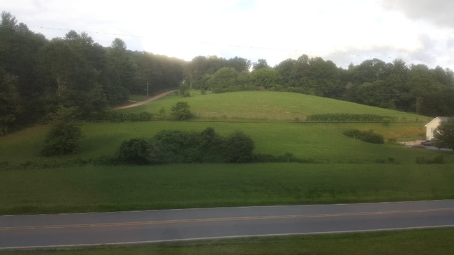 Foto del edificio - 241 Hookers Gap Rd