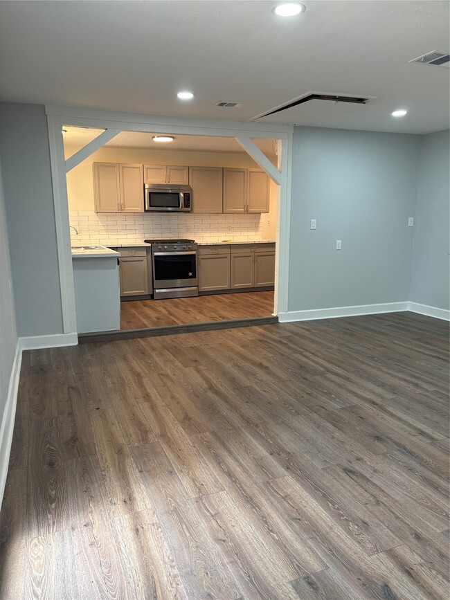 Foto del edificio - 4115 Tidewater Dr