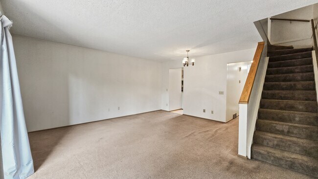 Building Photo - 49 Range Gardens NW