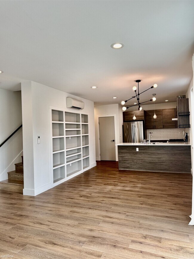 Foto del edificio - 3 br, 2.5 bath Townhome - 5230 33rd Avenue...