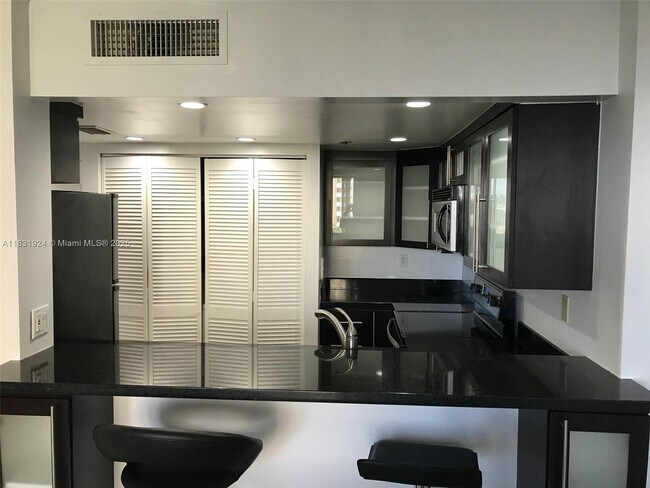 Foto del edificio - 540 Brickell Key Dr