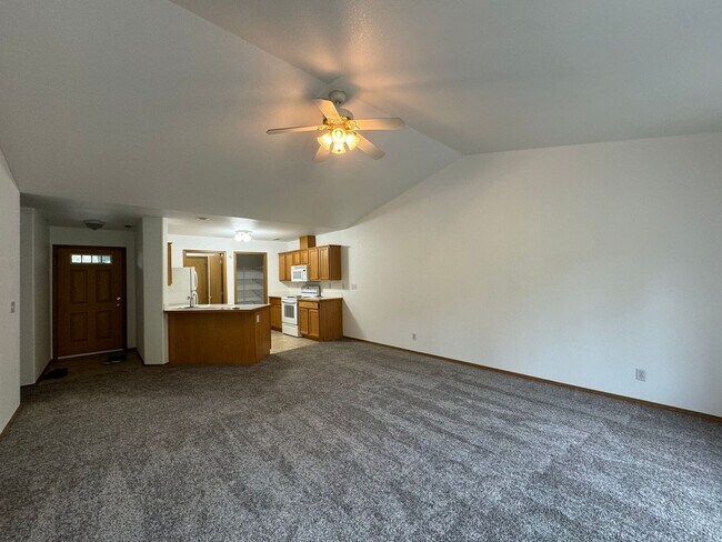 Foto del edificio - 2 bedroom 2 bathroom Roseburg Duplex