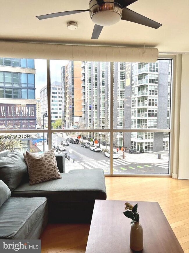 Foto del edificio - 1025 First St SE