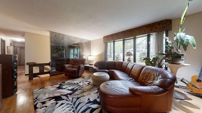 Foto del edificio - 45 Brentwood Rd