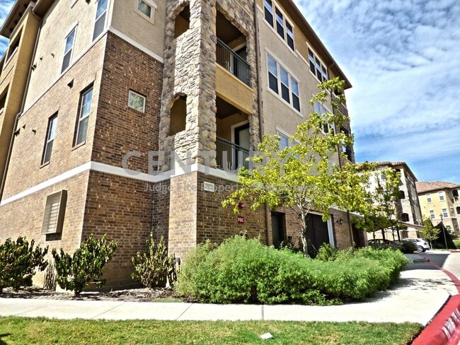 Foto del edificio - Beautiful 2/2.5 in Carrollton-Farmers Branch ISD For Rent!