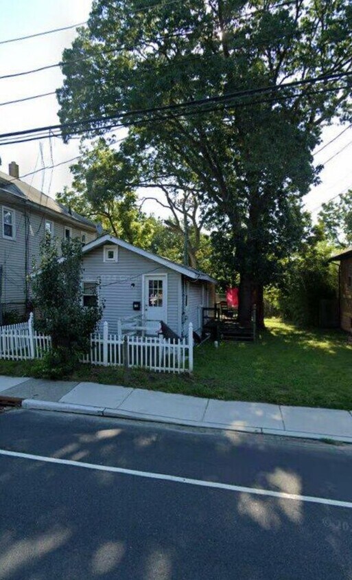Foto principal - Charming 3 bedroom, 1 bath recently update...