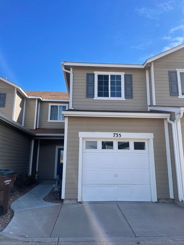 Foto principal - Charming 2BD/2.5BA Townhome with Attached ...