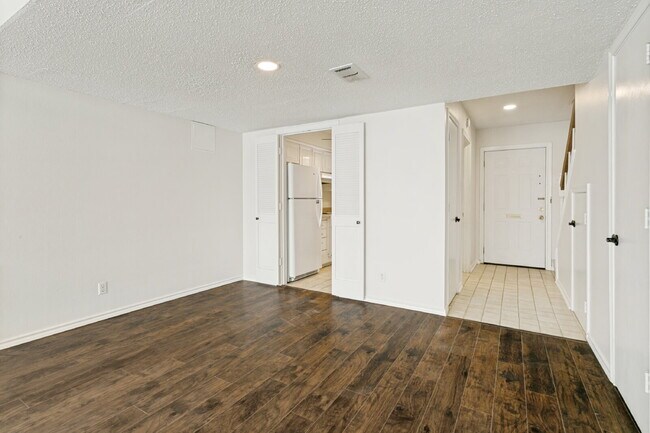 Foto del edificio - Beautifully Updated 2-Bedroom Condo in Gated Indian Creek Community!