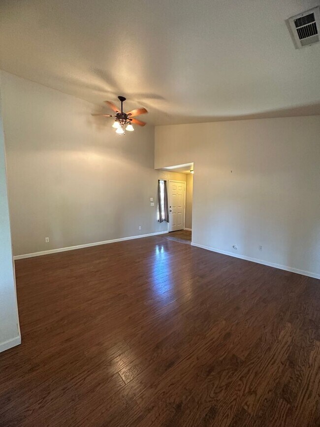 Foto del edificio - REMODELED 3 BEDROOM 2 BATHROOM HOME IN THE...