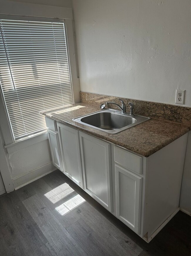 Building Photo - 2 Bedroom Single Family Apartments in Oakland
