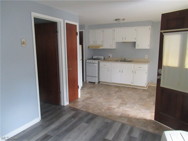 Building Photo - 489 Broadway Ave