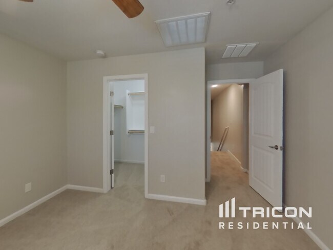 Building Photo - 12575 W Hummingbird Terrace