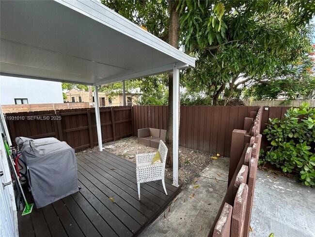 Foto del edificio - 551 NW 41st St