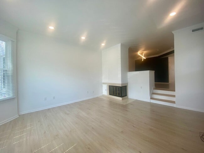 Building Photo - Updated 2 Bedroom Townhome Close to Vandy ...