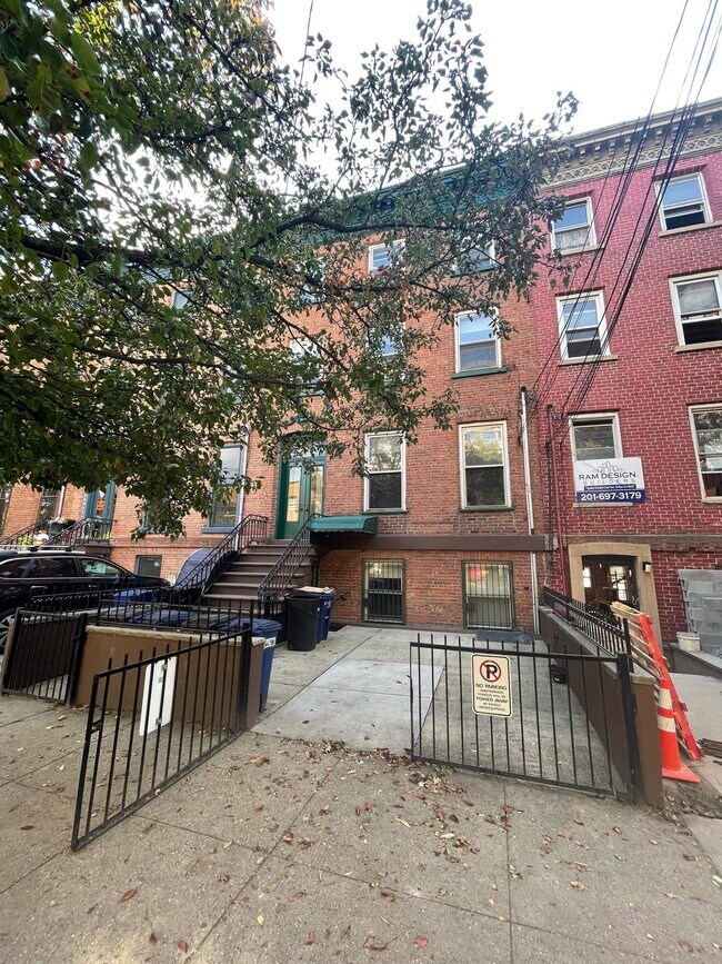 Building Photo - 215 Pavonia Ave