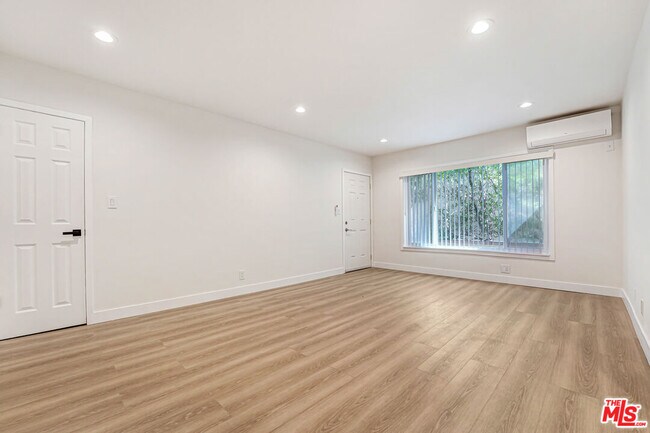 Foto del edificio - 525 N Sweetzer Ave