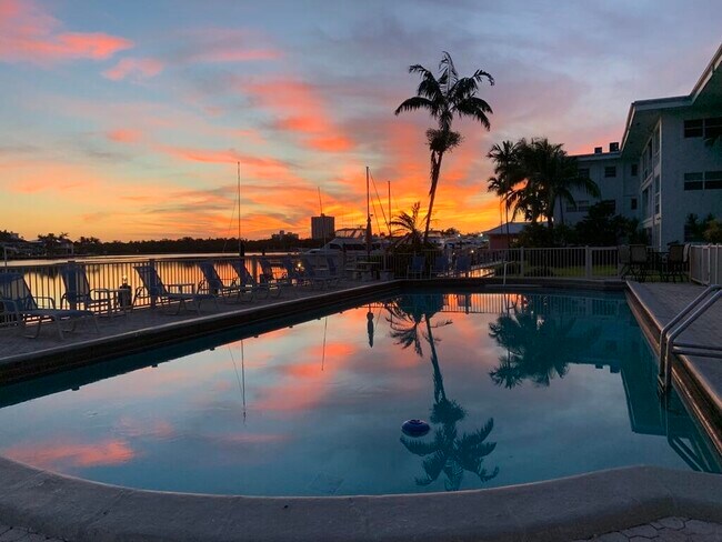 Foto del edificio - 2727 Yacht Club Blvd