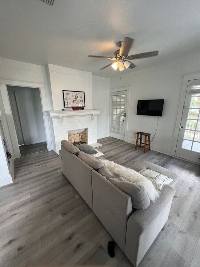 Building Photo - Lovely 5bd/2ba Near Campus with Balcony!