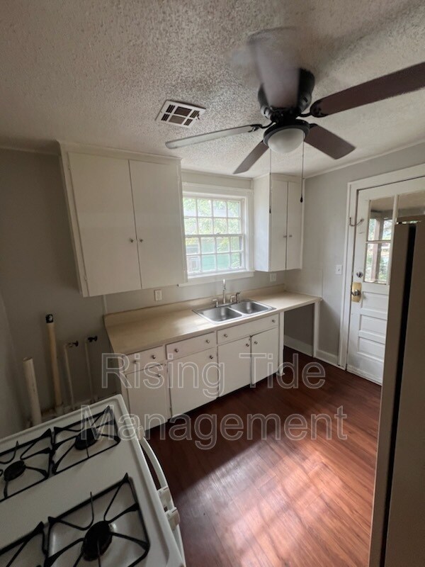 Foto del edificio - 2142 E 5th St