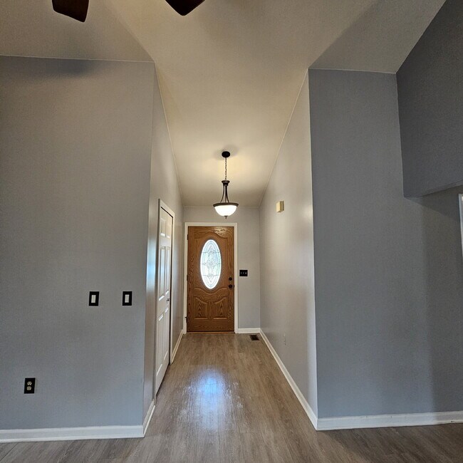Building Photo - 3 Bedroom, 2 Bathroom Brick Ranch w/ Overs...